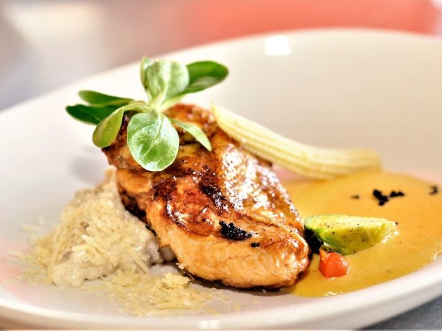 Poisson frais à la bahaméenne – vapeur, grill et friture